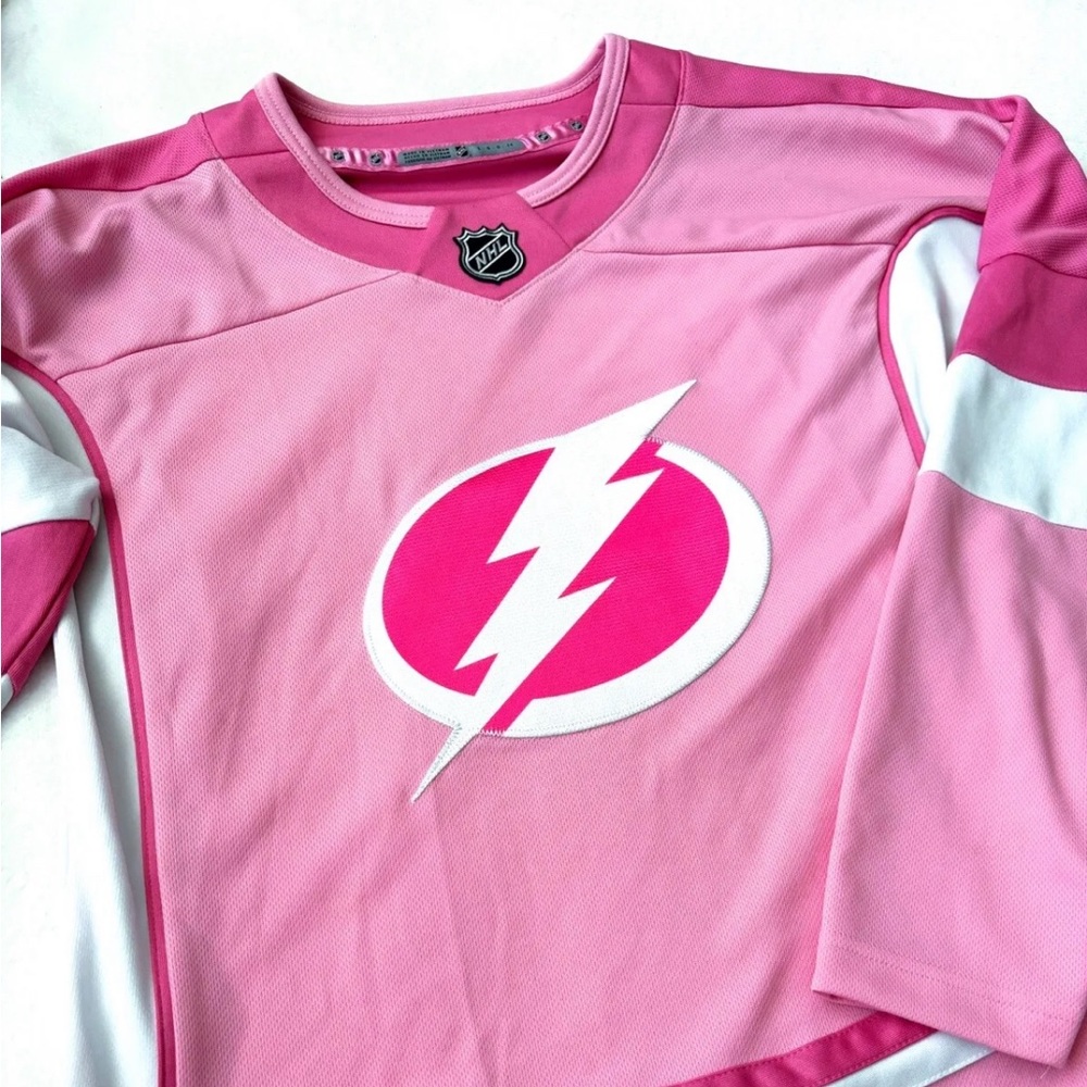 ISO PINK TAMPA LIGHTNING HOCKEY JERSEY